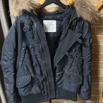 퍼 달린 블랙 나일론 밀리터리 자켓