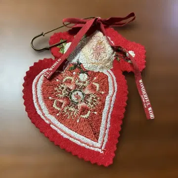 원더풀 월드 하트형 펠트 와펜 브로치 빨간색