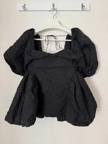 [ 새상품 ] cecilie bahnsen 벌룬 슬리브 블랙 상의