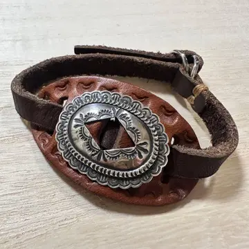 IN CROWD 네이티브 아메리칸 컨초 실버 가죽 팔찌