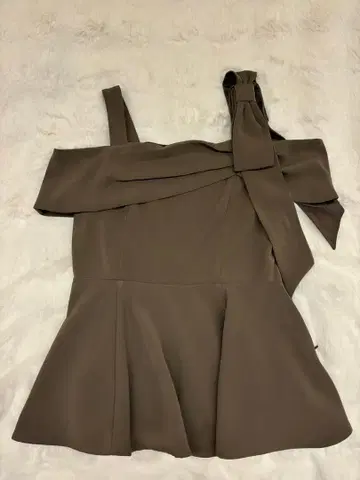 오프숄더 리본 브라운 슬리브리스