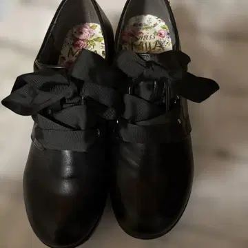 MILI 블랙 리본 포함 로퍼 통굽