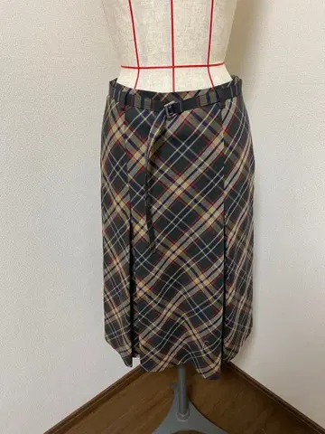 DAKS 벨트 포함 체크 무늬 플레어 스커트