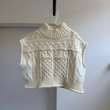 willfully 아이보리 케이블 짜임 하이넥 니트 베스트