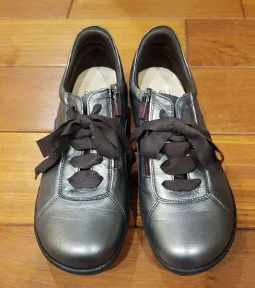 BEAU WALK 메탈릭 그레이 스니커즈