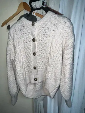 크림색 케이블 니트 스웨터