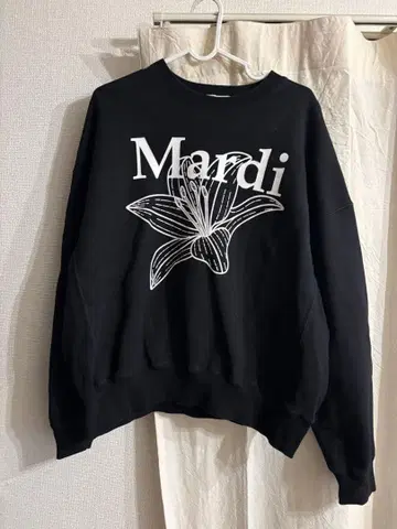 Mardi 꽃 프린트 블랙 트레이닝복 맨투맨