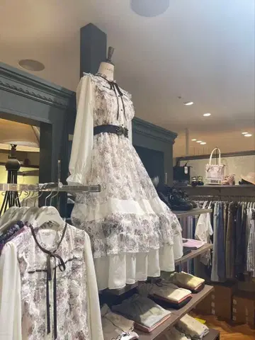 프릴 달린 무릎 기장 원피스 axes femme