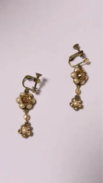 미하엘 네그린 꽃 모티브 귀찌