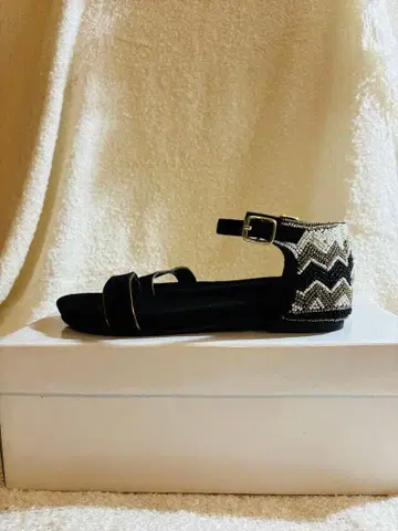 가격 인하 중! ne Quittez pas  비즈 플랫 샌들