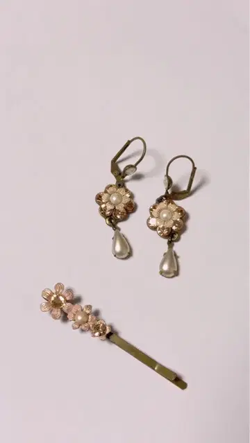미하엘 네그린 꽃 모티브 귀걸이와 헤어핀 세트