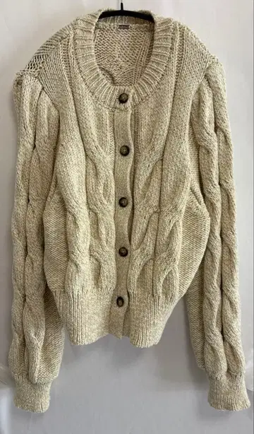 새상품급 미라 오웬 케이블 스코치 단추 짧은 기장 케이블 니트 가디건