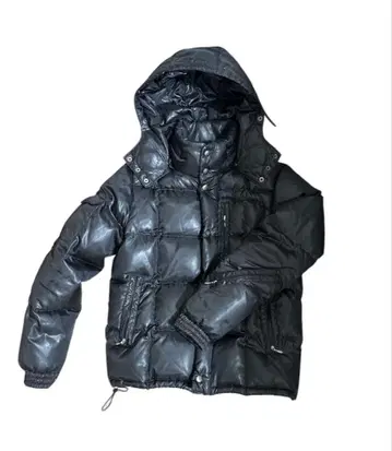 다운 자켓 블랙 광택 후드 탈부착 가능 드로 코드 포함