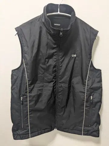 23구 스포츠 리버서블 베스트 블랙 x 화이트 가슴 로고 사이드 라인