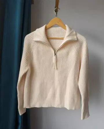 크림색 리브 하이넥 스웨터