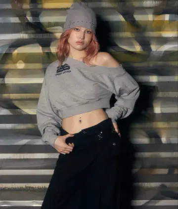 라메 원숄더 컴팩트 맨투맨