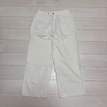 화이트 플리츠 슬랙스