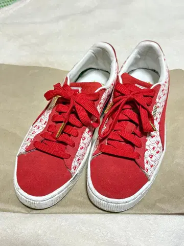 PUMA 레드 키티 패턴 스니커즈