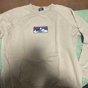 CAMP7 베이지 자수 로고 맨투맨