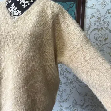 새상품급! 버스디 농구화 베이지 V넥 샤기 니트 스웨터 프리 사이즈