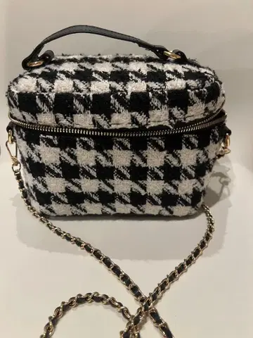 박스형 숄더백 화이트 블랙 체크