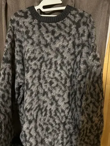 오버 사이즈 니트 그레이와 블랙 무늬