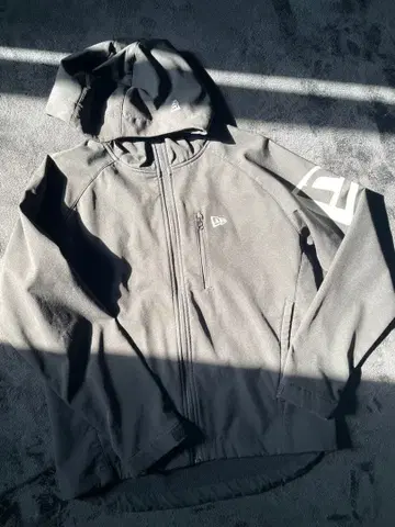 뉴에라 쉘 자켓 블랙 S 사이즈 플래그 로고