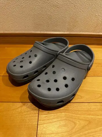 Crocs 그레이 클로그 샌들