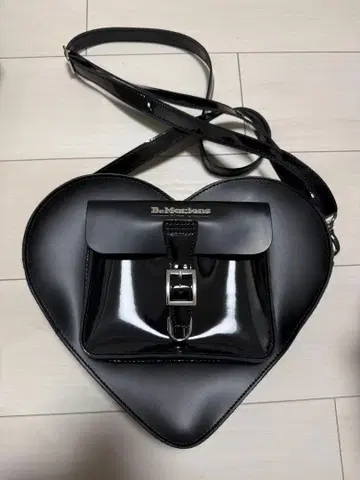 [ Dr. Martens ] 하트형 숄더백 블랙