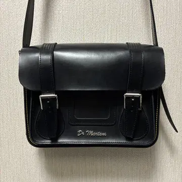 Dr Martens 블랙 숄더백 사첼백 11인치