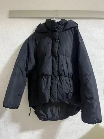 블랙 후드 부착 다운 자켓
