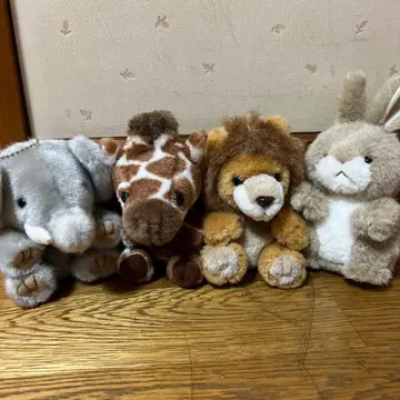 봉제 인형 세트 (코끼리, 기린, 사자, 토끼) 뒷면 지퍼 파우치 포함.