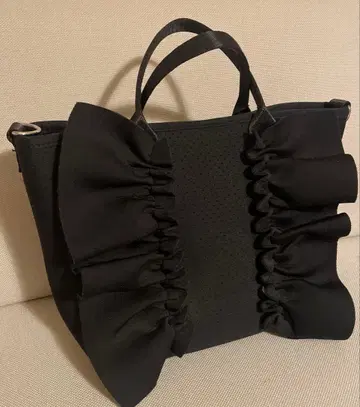 큐리비스큐이 네오프렌 프릴 블랙 백 토트