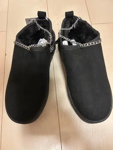 블랙 스웨이드 슬립온 체인 포함