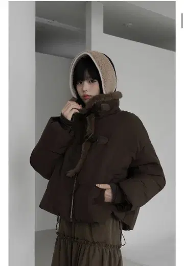 퍼 달린 다크 브라운 다운 자켓