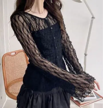 Ada. U넥 프론트 버튼 레이스 상의