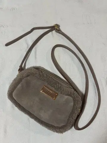 퍼 달린 그레이 숄더백