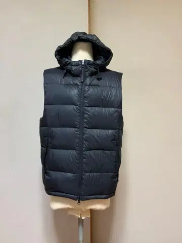 어반 리서치 다크 그레이 후드 부착 다운 베스트