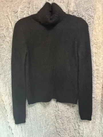 블랙 터틀넥 스웨터