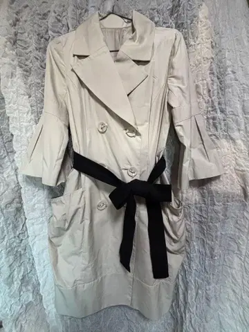 아이보리 더블 브레스트 트렌치코트