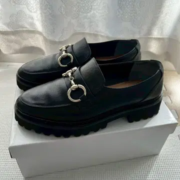 블랙 가죽 로퍼 통굽 금장 장식 Reflet Jouir 23.5