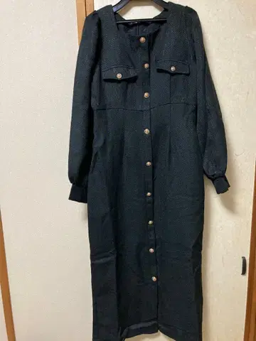 JUNOAH 골드 버튼 얇은 소재 트위드 타이트 원피스 블랙