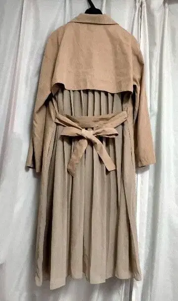 아즈나우아즈 백 플리츠 트렌치코트 베이지 더블 브레스트 롱 코트