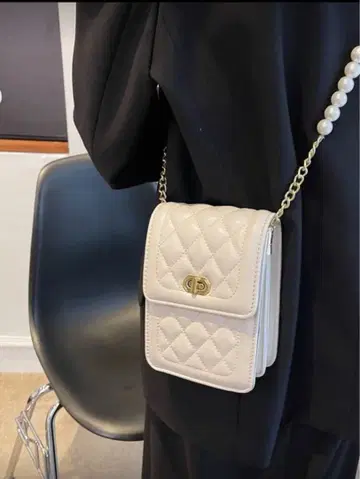 화이트 퀼팅 숄더백