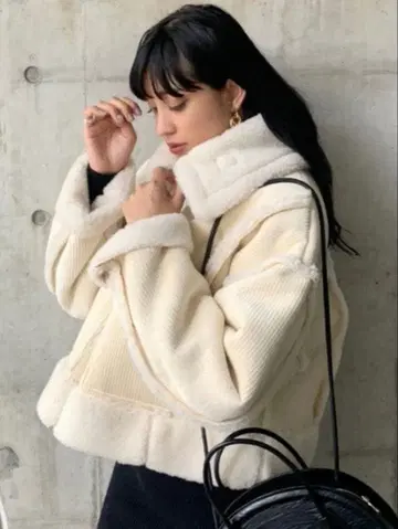 EMODA 숏 페이크 무스탕 블루종