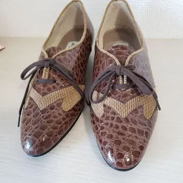 크리스찬 에바 엠보 신발