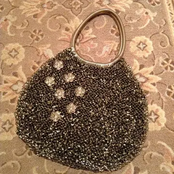 블랙 실버 계열 비즈 꽃무늬 모티브 핸드백