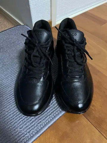 ECCO 블랙 스니커즈 방수 기능 포함