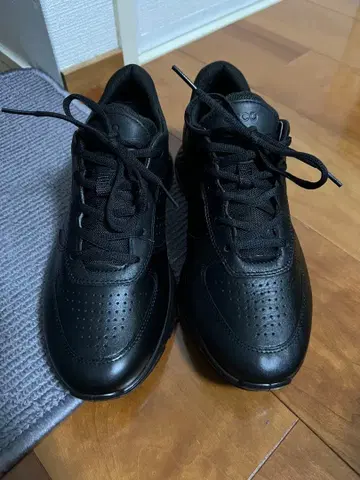 ECCO 블랙 스니커즈 퍼포레이션 디자인