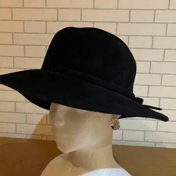 새상품 PAPILLON 블랙 울 펠트 넓은 챙 햇